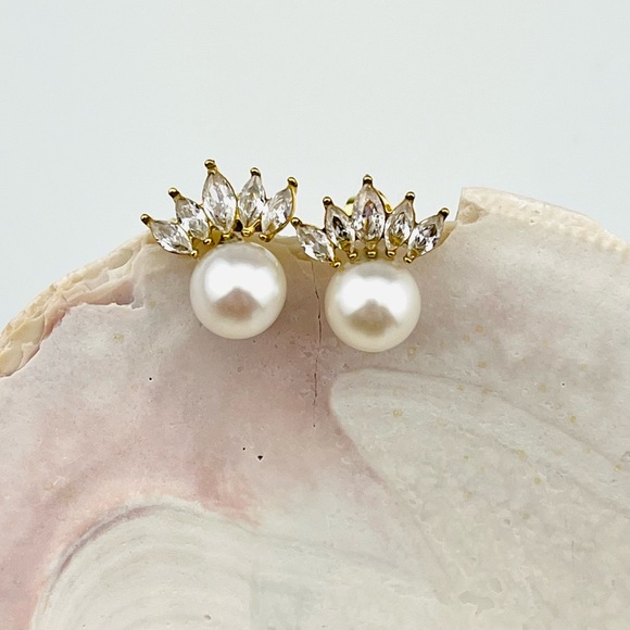 Jewelry - EA006 Fresh water pearl & zirconia crown design stud earrings